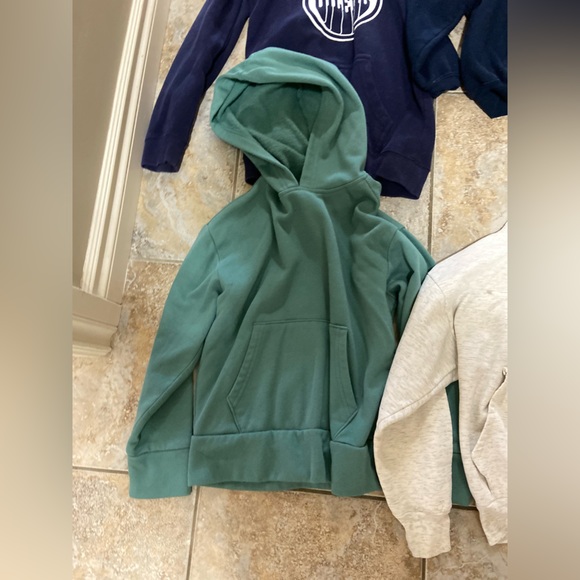 Seven (7) sweater/hoodies - Picture 6 of 8